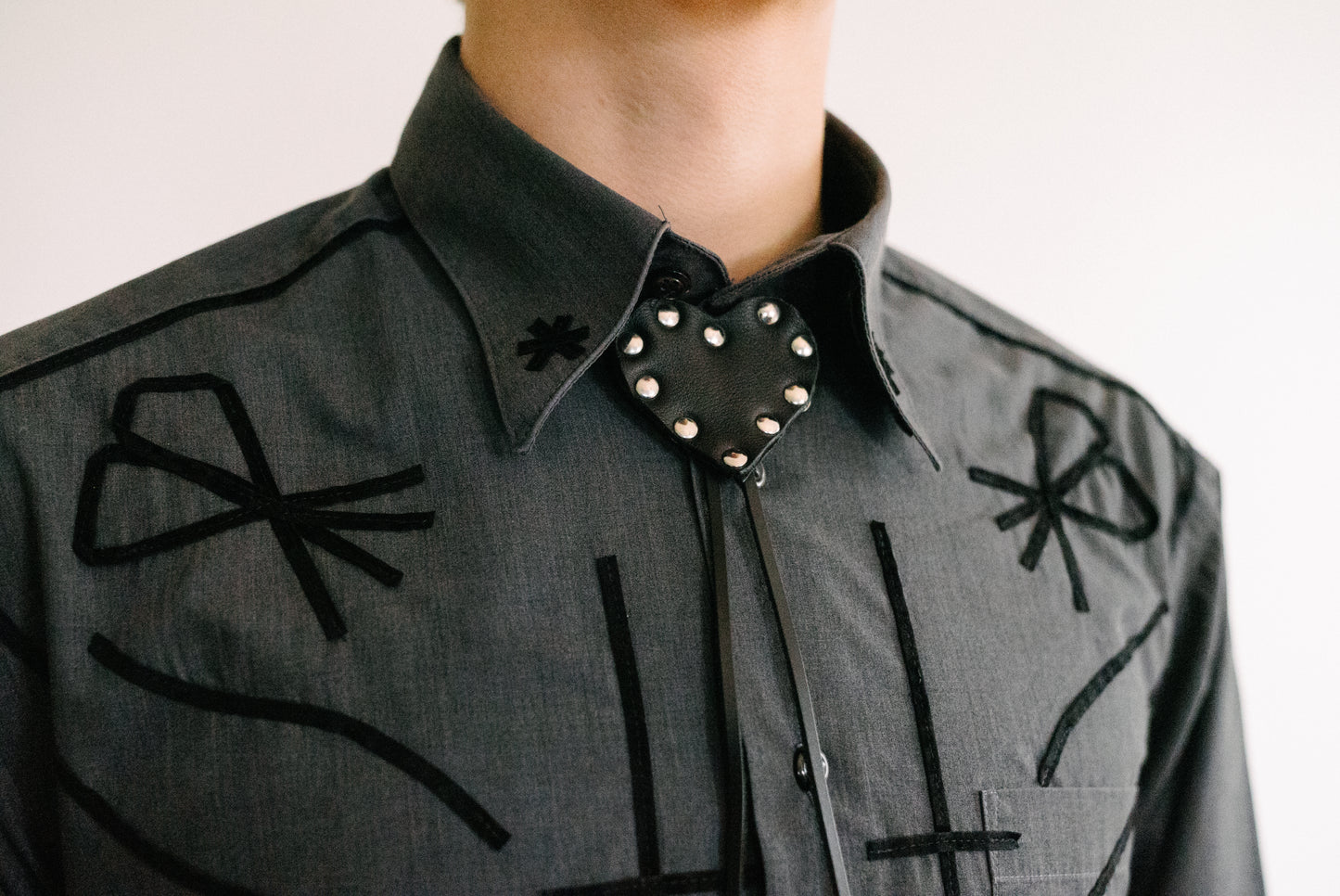 Bolo tie coeur en cuir noir