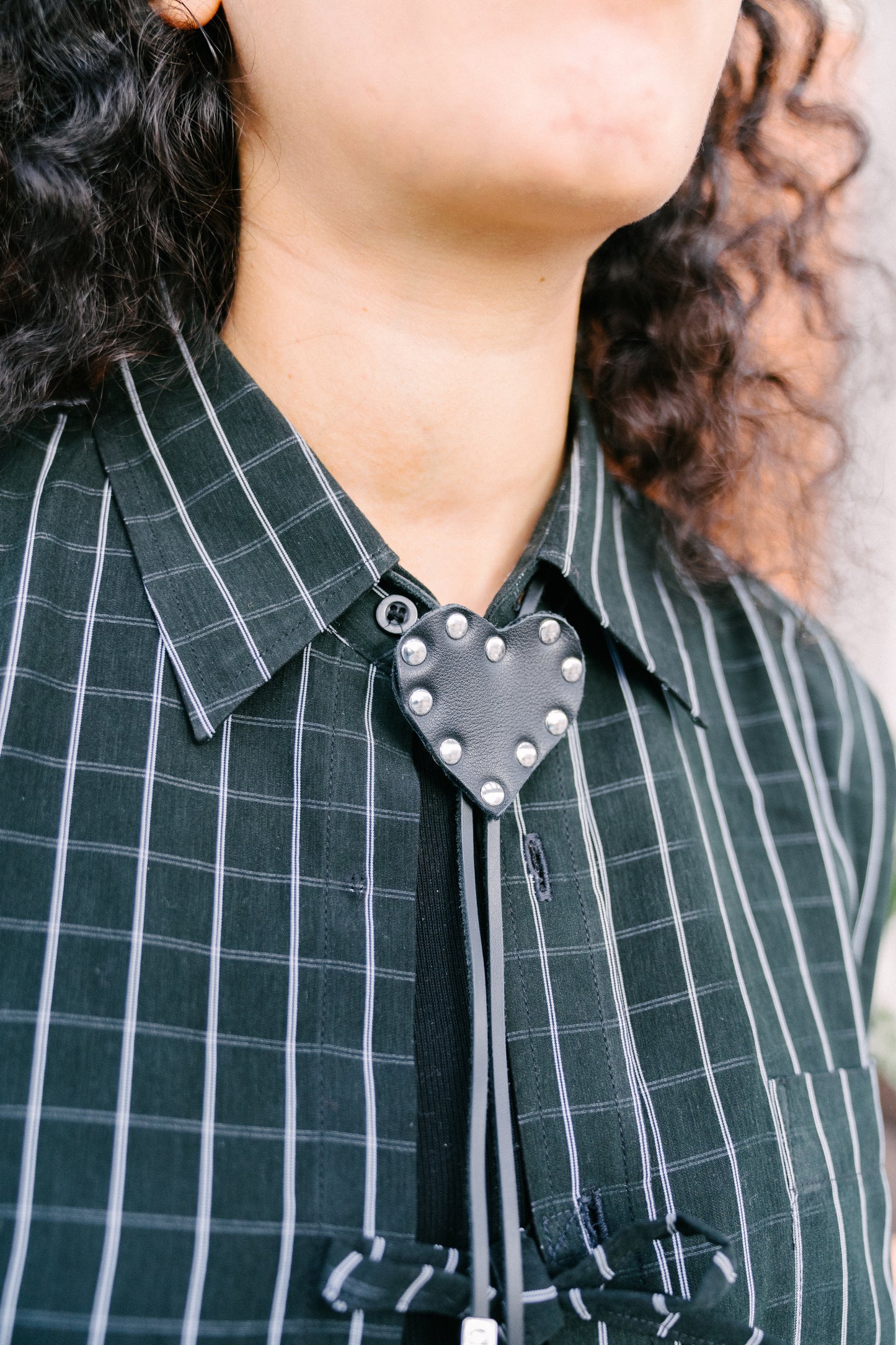 Bolo tie coeur en cuir noir