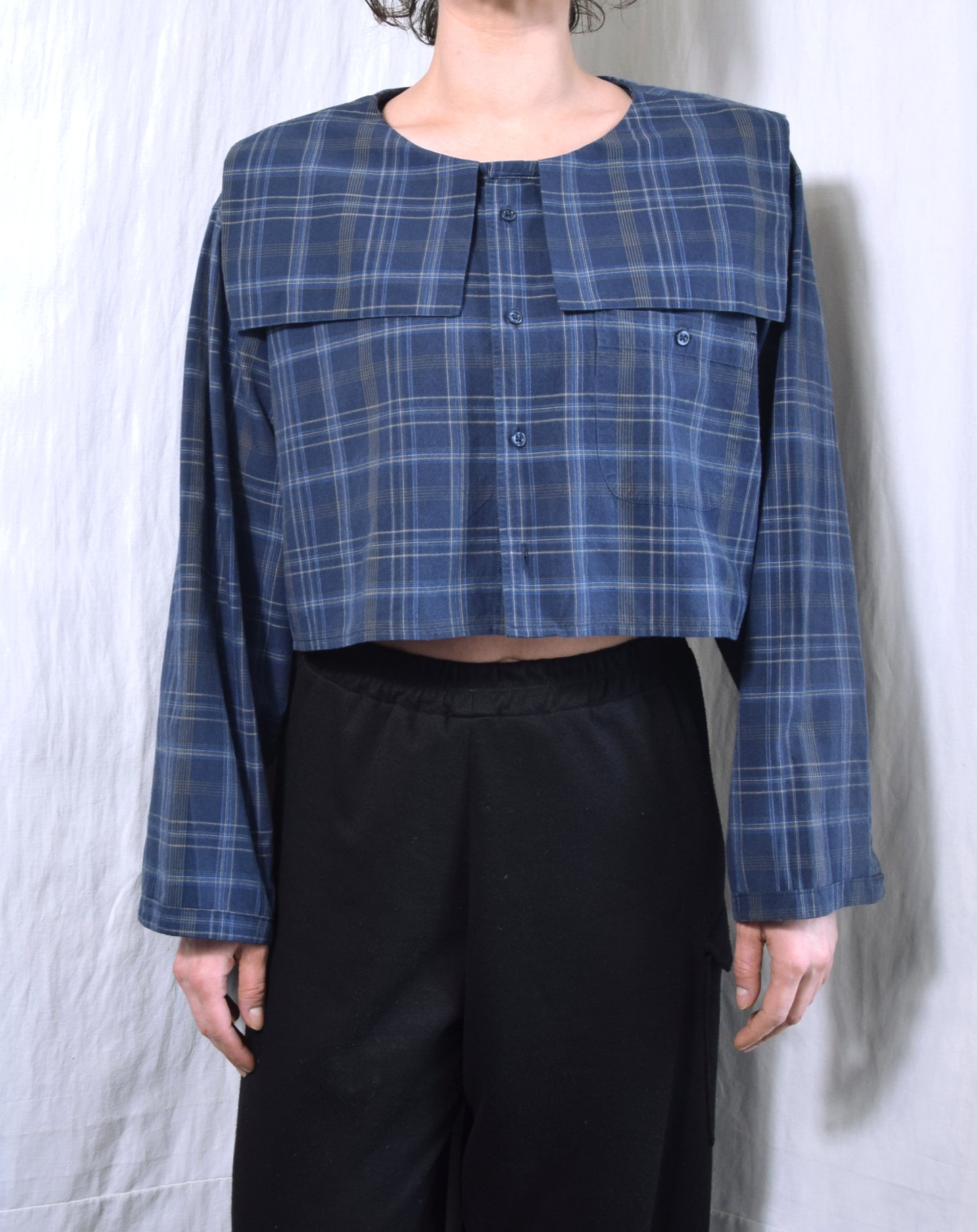 The Dani shirt in checkered navy blue