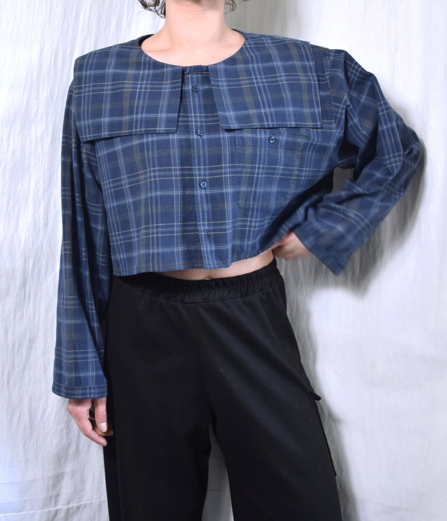 The Dani shirt in checkered navy blue