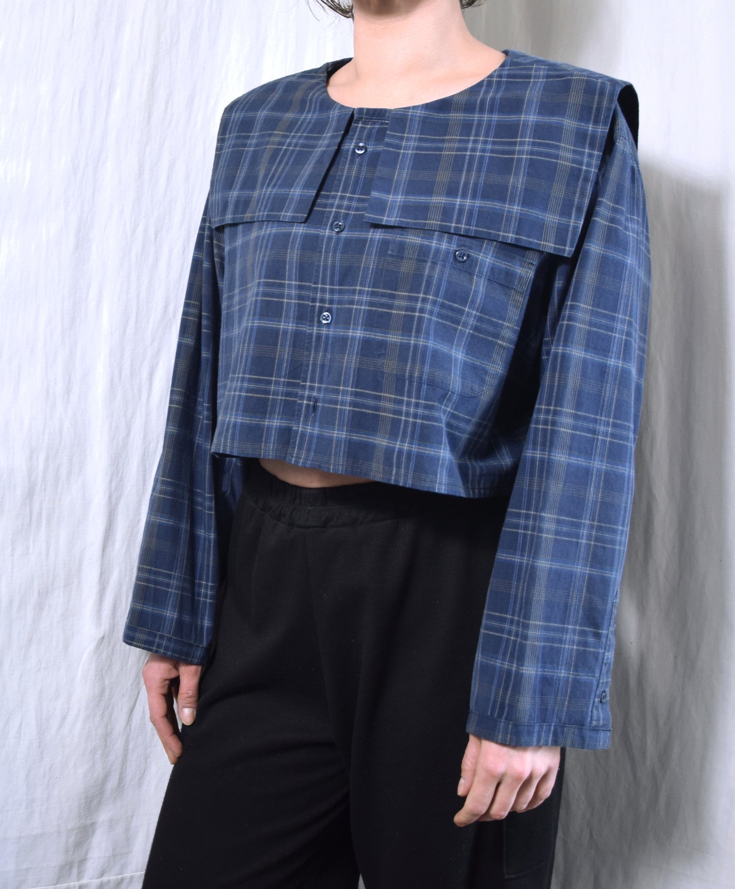 The Dani shirt in checkered navy blue